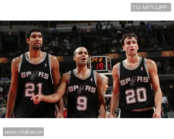 以大前锋为核心打造篮球队阵容分析与战术布局研究